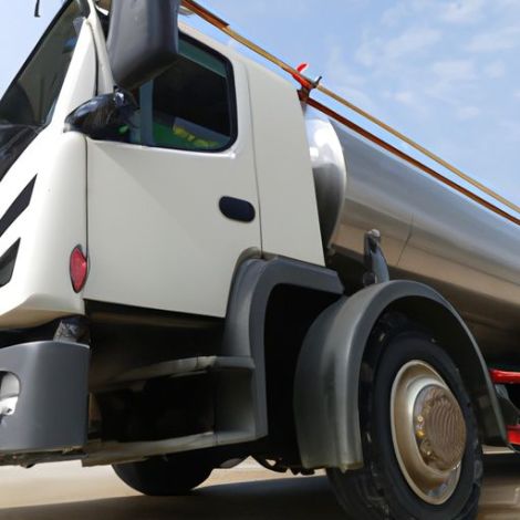 Howo 6 × 4 8 × 4 4 × 2 réservoir de pulvérisation de carburant pétrolier Bowser réservoir d'arrosage camion-citerne 12 roues 20000 litres camion-citerne diesel 20 CBM camion-citerne de carburant T KEEYAK prix d'usine Sino