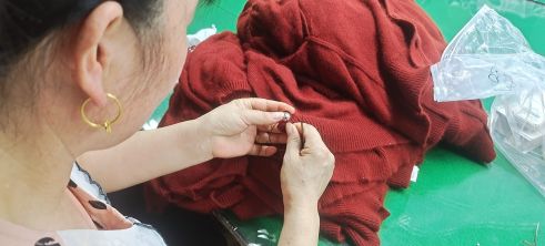 produzione di maglioni unisex personalizzati in cinese, fabbrica di produzione triko babet